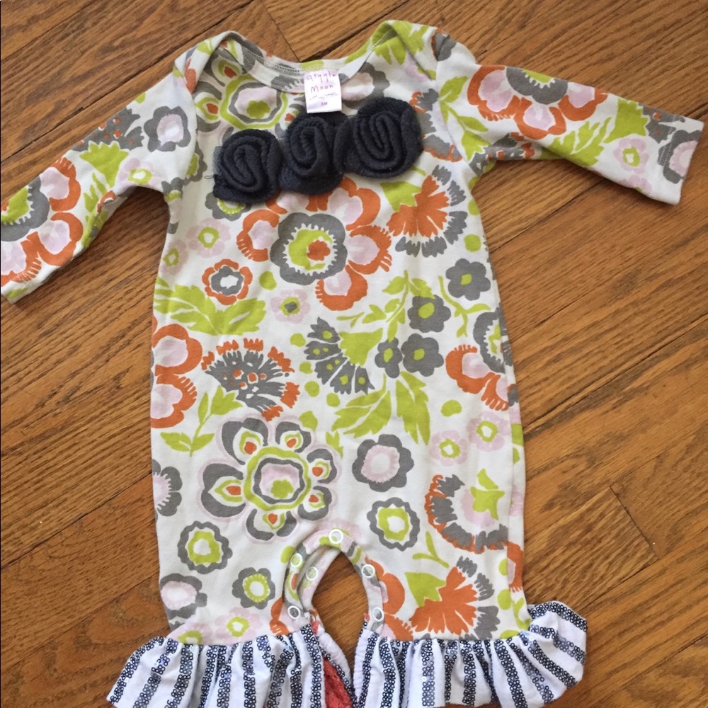 Giggle moon outfit.